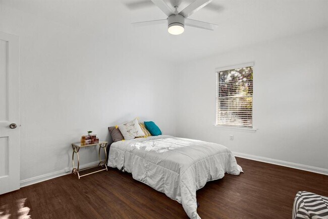 Foto del edificio - 301 E 33rd St