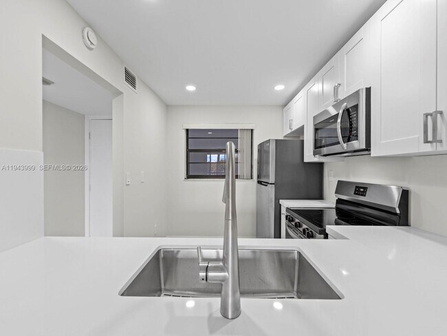 Foto del edificio - 10825 SW 112th Ave