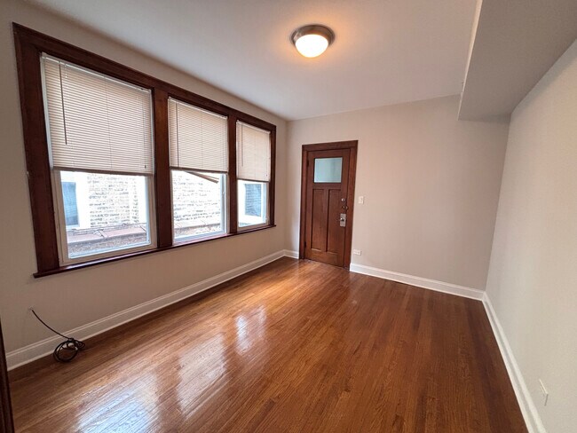 Foto del edificio - 3054 N Milwaukee Ave