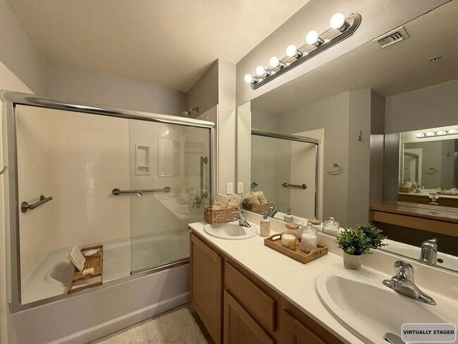 Foto del edificio - Terrific 2-Bedroom Condo in Guard gated community