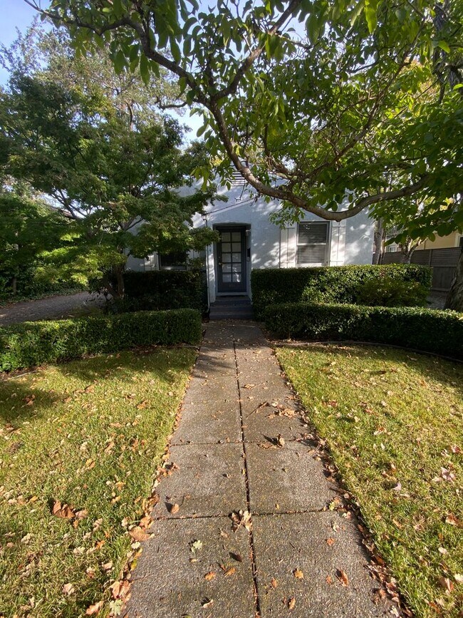 Building Photo - Charming 2 Bedroom Eastside Cottage!