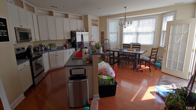 Building Photo - 557 Abbey Fields Loop