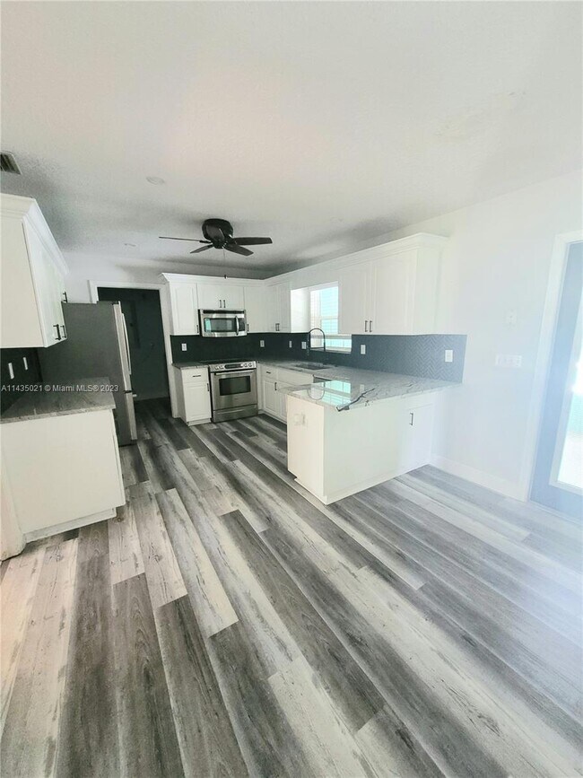 Foto del edificio - 7881 Coconut Blvd