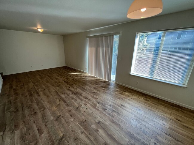 Building Photo - 3 Bed/2.5 Bath Two Story Spacious Duplex Unit in NE Bend - Tucson Way