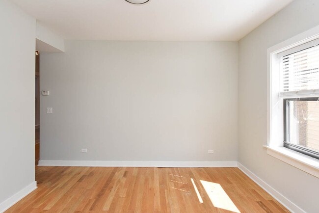 Foto del edificio - 2210 W Eastwood Ave