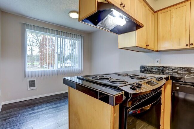 Building Photo - 2 Bedroom Home with Washer and Dryer INSIDE! Available NOW!!