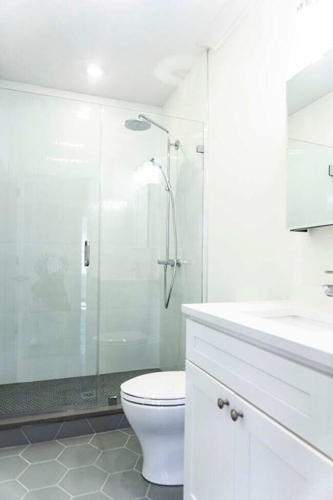 Building Photo - Sparkling, Renovated 3 bedroom/2 bath duplex with Laundry in Unit