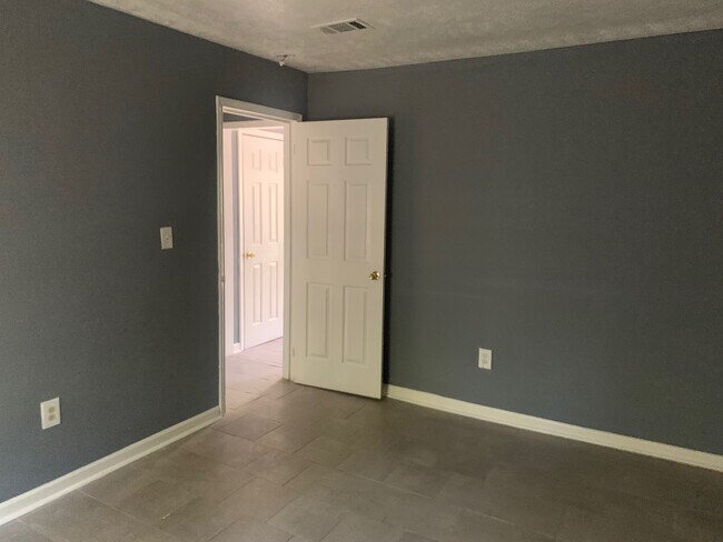 Building Photo - 1175 Eminence Row