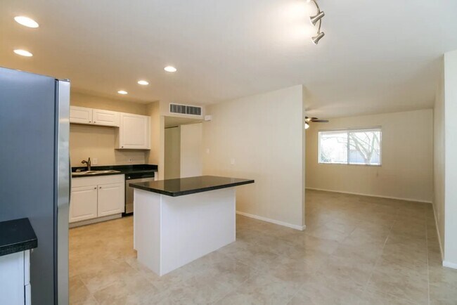 Foto del edificio - 7421 E Belleview St