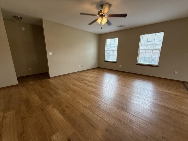 Building Photo - 213 Foxglove St