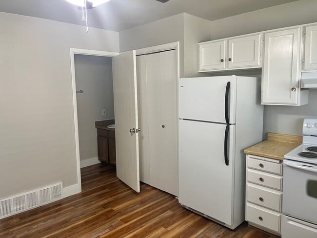 Building Photo - Pheasant Glen Town House #24