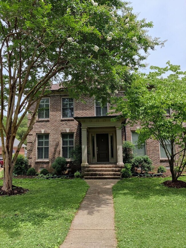 Foto del edificio - 4 BR 2/2 BA Large Fenced in Back Yard! Chef's Kitchen! Upstairs Bonus Room! 2 Car Garage