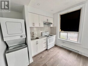 Building Photo - 454 Bloor St W