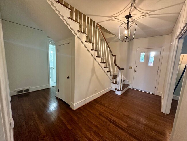 Foto del edificio - Charming 5 Bedroom Home Close to Everything!