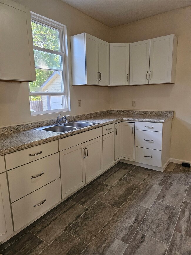 Building Photo - 3121 Canterbury Dr