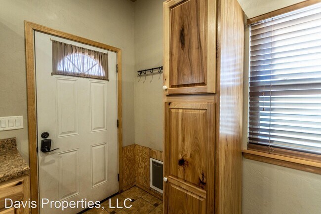 Building Photo - 1 br, 1 bath House - 123 E. 3rd Street