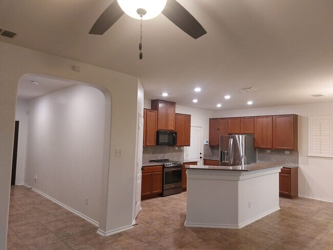Building Photo - 4 Bed 3 Bath