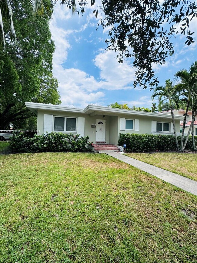 Building Photo - 2701 Segovia St