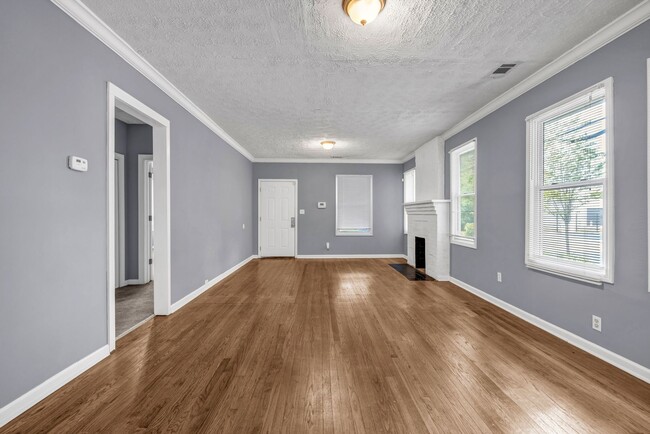 Building Photo - Charming 3 Bedroom, 2 Bathroom Home in the...