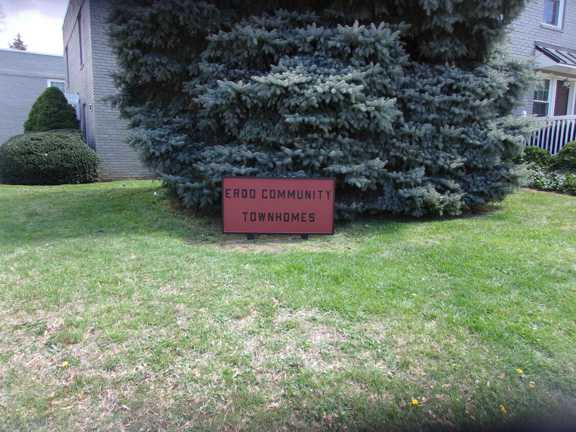 Primary Photo - 737 N Nelson St