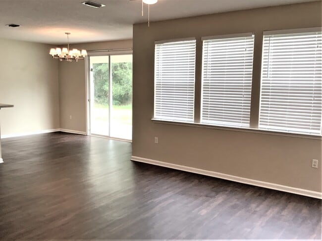 Building Photo - 11293 Justin Oaks Dr N