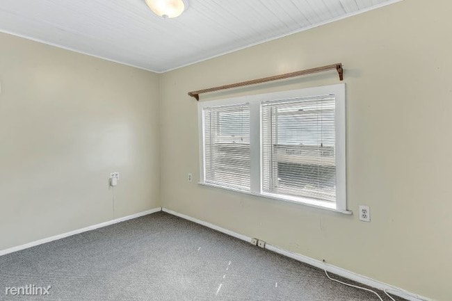 Building Photo - 4 br, 1.5 bath Apartment - 268 Norland Avenue