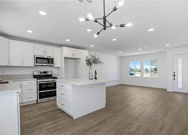 Foto del edificio - $200 MOVE IN SPECIAL! Newly Remodeled 3 be...