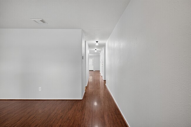 Foto del edificio - 7718 American Holly Ct