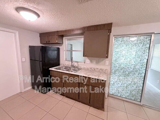 Foto del edificio - 827 W Carole St
