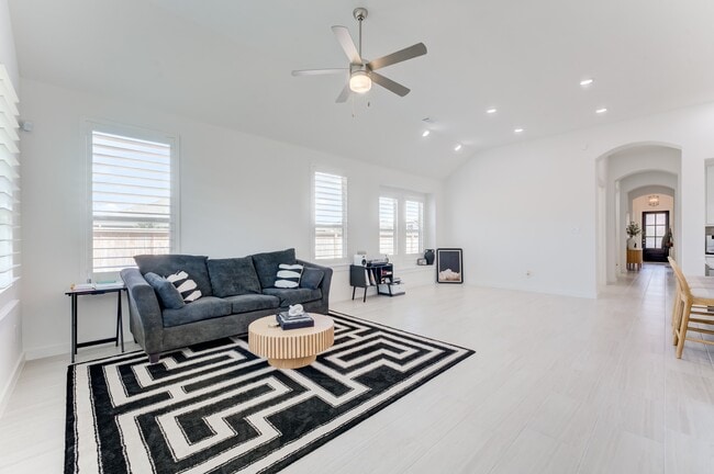 Building Photo - 27015 Sun Beam Bend Ln
