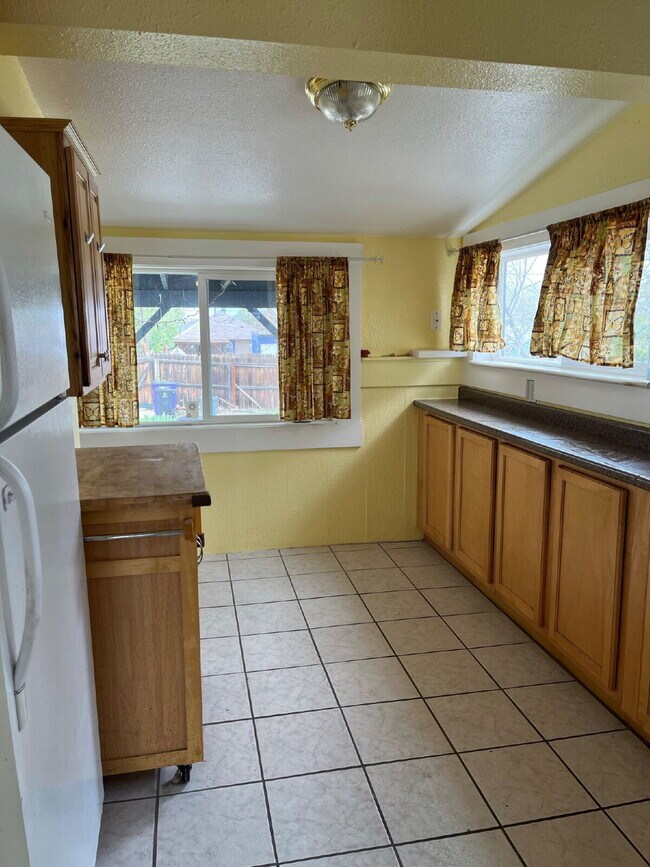Foto del edificio - "Charming 4-Bedroom Oasis with 2 Full Bath...