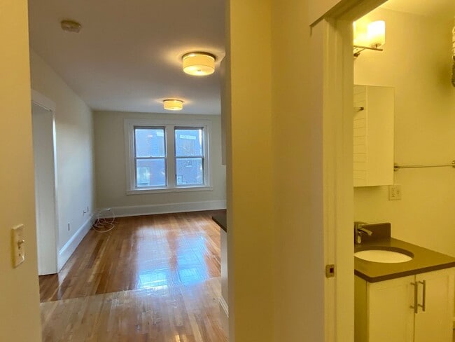 Building Photo - Huge pet friendly 1 bed with an office for...