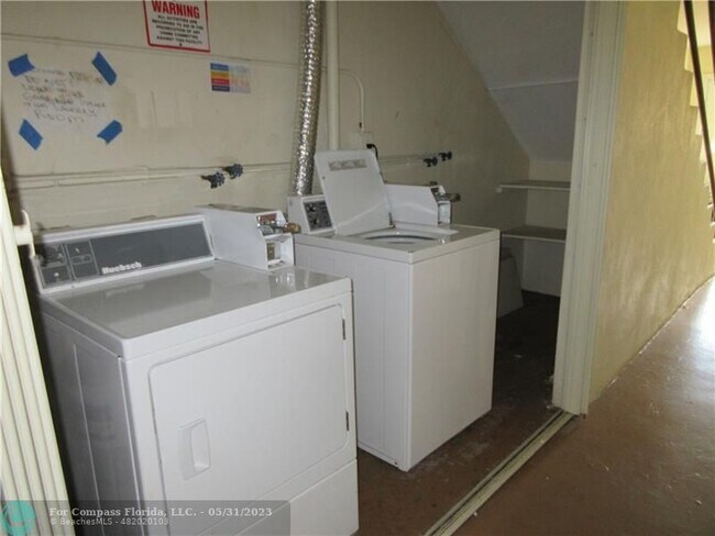 Foto del edificio - 4240 Woodside Dr