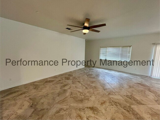 Building Photo - Spacious 4 Bed/2 Bath Home in SW Bakersfie...