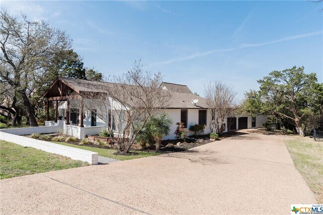 Building Photo - 213 Clubhouse Dr
