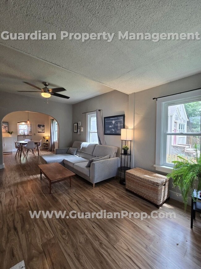 Foto del edificio - South Minneapolis home with living on the ...