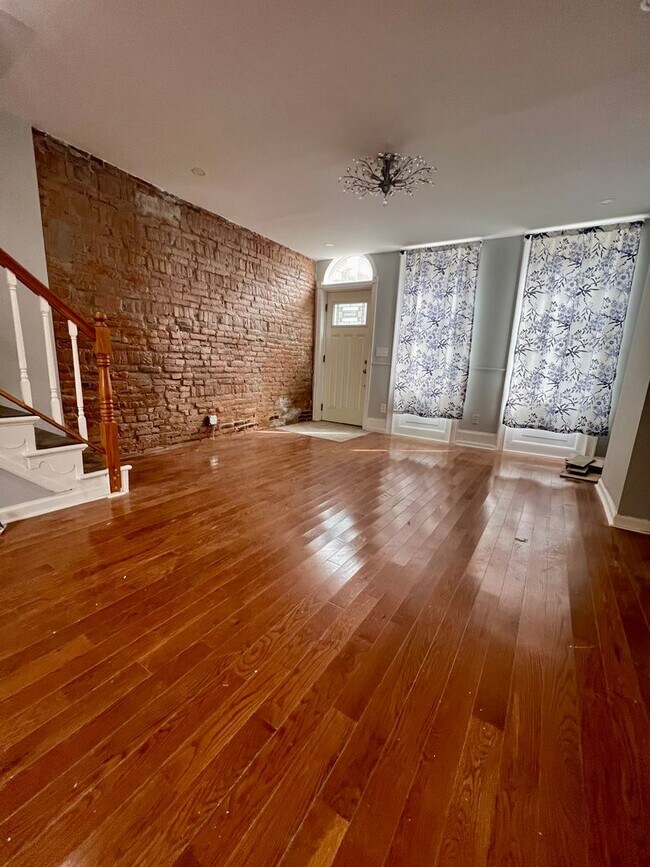 Foto del edificio - Stunning 4-Bedroom Townhome in the Heart of Fishtown! Available NOW!