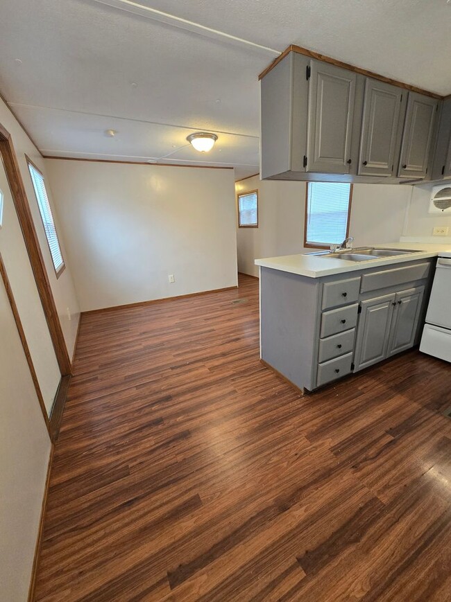 Building Photo - Newly Renovated Two Bedroom/1 Bath Mobile ...