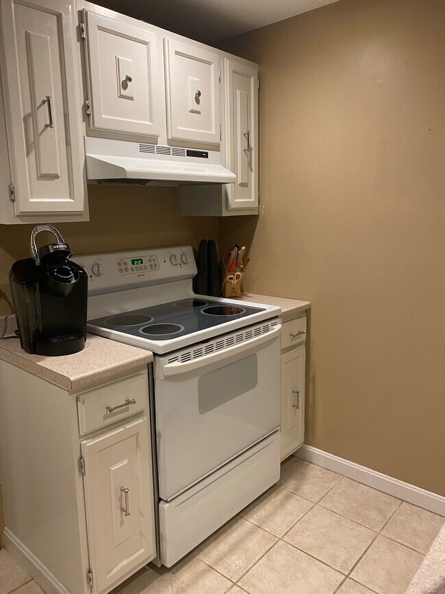 Building Photo - 6 Walden Dr