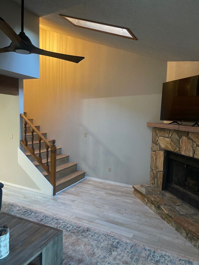 Building Photo - Turn Key Townhome in Country Club