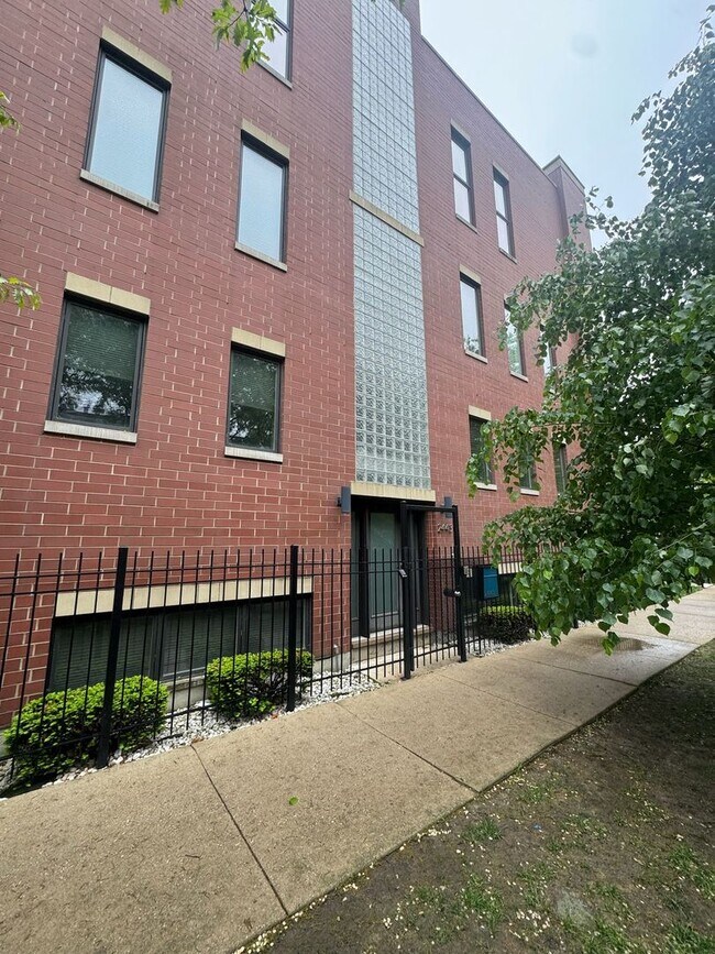 Foto del edificio - 1458 N Artesian Ave