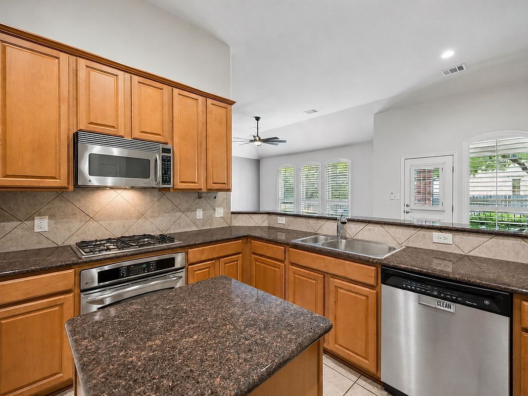 Foto del edificio - 12825 Rush Creek Ln