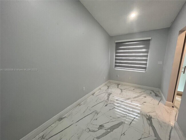 Building Photo - 5471 W 21st Ct