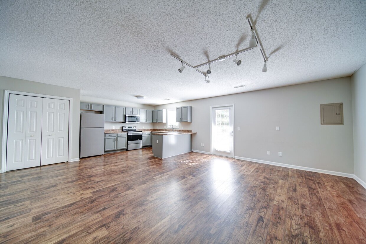 2207 N Fayetteville St Unit 17G, Asheboro, NC 27203 Room for Rent in