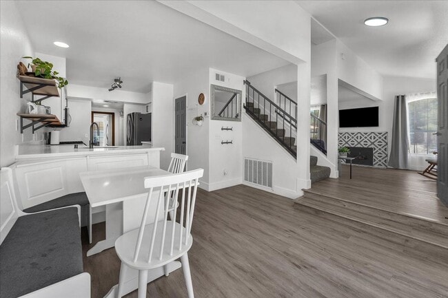 Building Photo - Modern 3-Bed Home in Green Valley – Beauti...