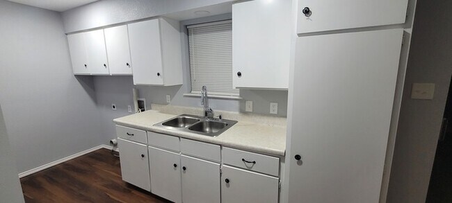 Photo - 326 S Sealy Ave House