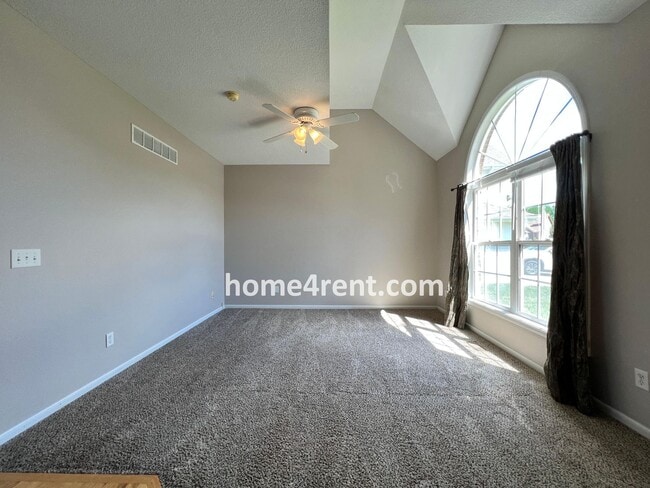 Building Photo - Wonderful Northland Home w/ Hardwood Floors and Plenty of Space!!