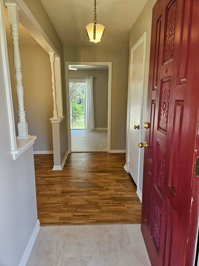 Building Photo - 708 W Hartwood Ave