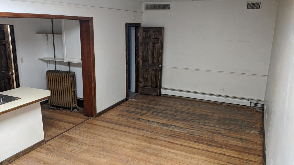 Primary Photo - 110 S Main St
