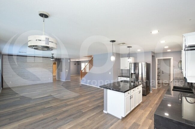 Building Photo - 2812 W Sunshine Butte Dr